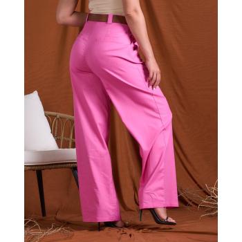 Pantalón fucsia.