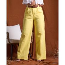 Pantalón amarillo.