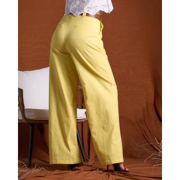 Pantalón amarillo.