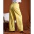 Pantalón amarillo.
