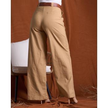 Pantalón beige.