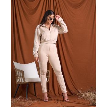 Set deportivo beige.