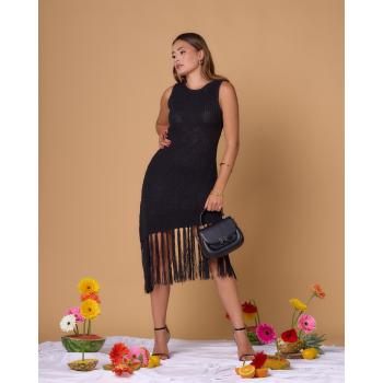 Vestido tejido flecos.