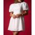 Vestido blanco con lazos.