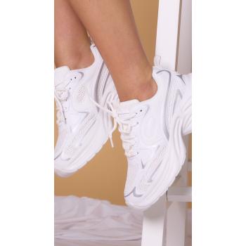 Tenis blancas.